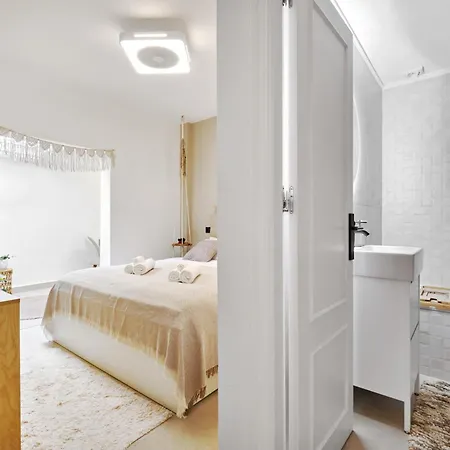 Relaxing Oasis For Digital Nomads With Pool Apartment *