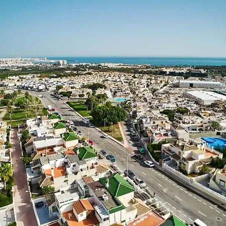 Relaxing Oasis For Digital Nomads With Pool Torrevieja